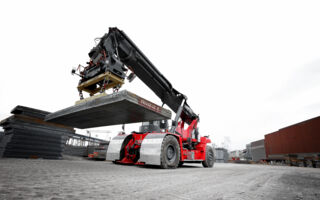 Kalmar Super Gloria reachstacker makes steel-handling history